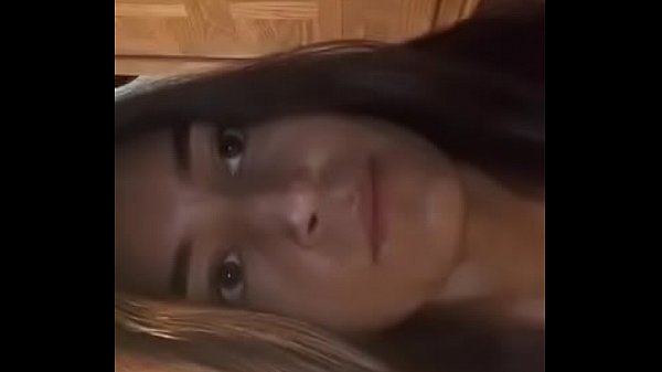 chica morena muestra el culo por webcam
