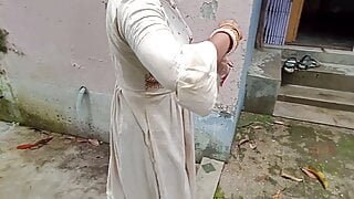 Ajanabi Pani Peene Ghar Andar Aya Or Mujhe Chod Ke Chala Gya